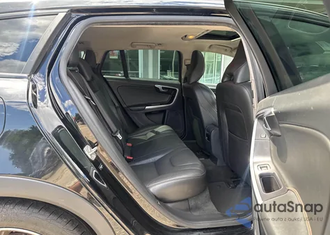 2016 Volvo V60 Cross Country Premier z USA, uszkodzony, nr VIN YV4612HK9G1013405